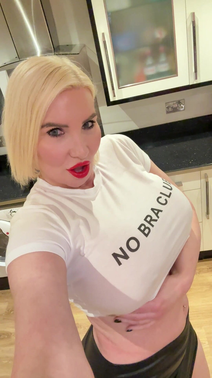 Sophie James: Sin sujetador club no bragas club