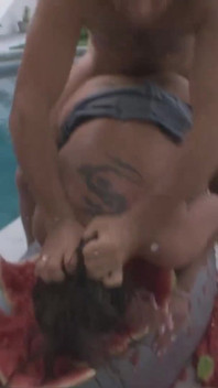 Scharfer dreier in der nähe des pool