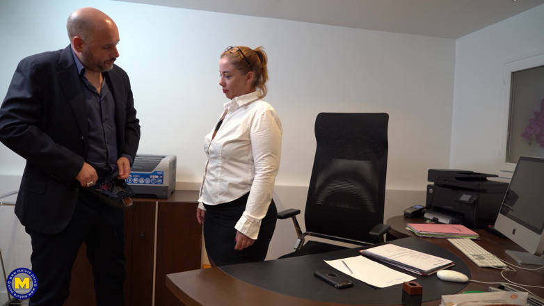 Mature NL: Secretaria Culona MILF Jeny White Obtiene Doble Penetración En Trío...