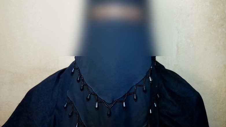 Ruhulbd: En burqaklädd tjej från Saudiarabien kommer till huset för att...