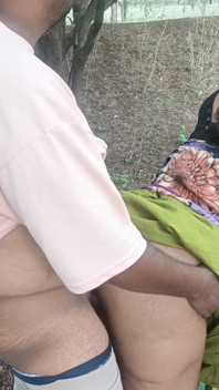 Kavita Bhabhi Šuká v džungli s Tatyou zezadu, lízání zadku a špinavé sperma v ústech