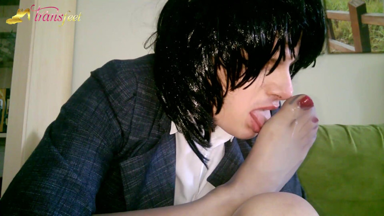 Trans and Cross-Dressers Feet: Transsexuală își linge picioarele în ciorapi atât de perfect