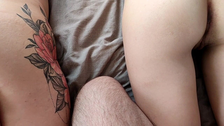 DirtyLubov: Dua lesbian di depan tingkap