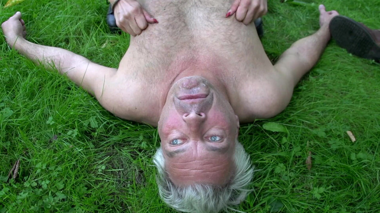 German Porn: Cô bé tóc vàng xăm mình ngoài trời dp fuck...