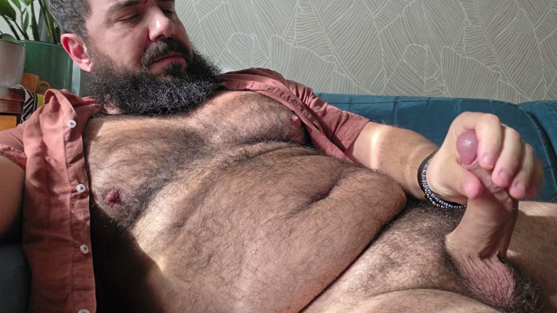 Ulysses the bear: Muscular Bear Jerks off at Home