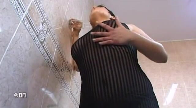 Hardcore Lovers: Le ragazze arrapate entrano nella sala massaggi e si spogliano...