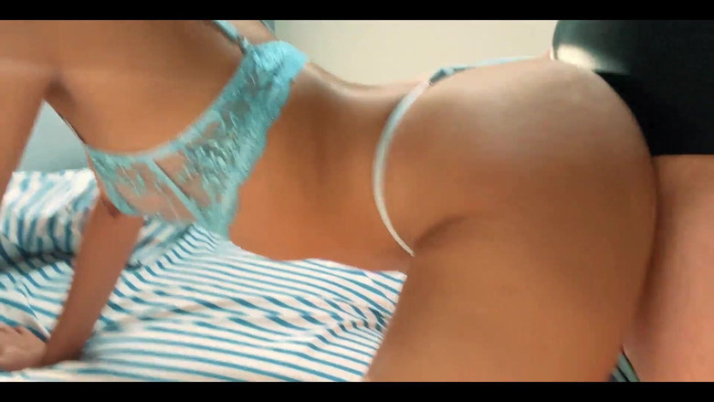 Tara rico: Děvka nevlastní dcera si obléká sexy spodní prádlo, když jsme...