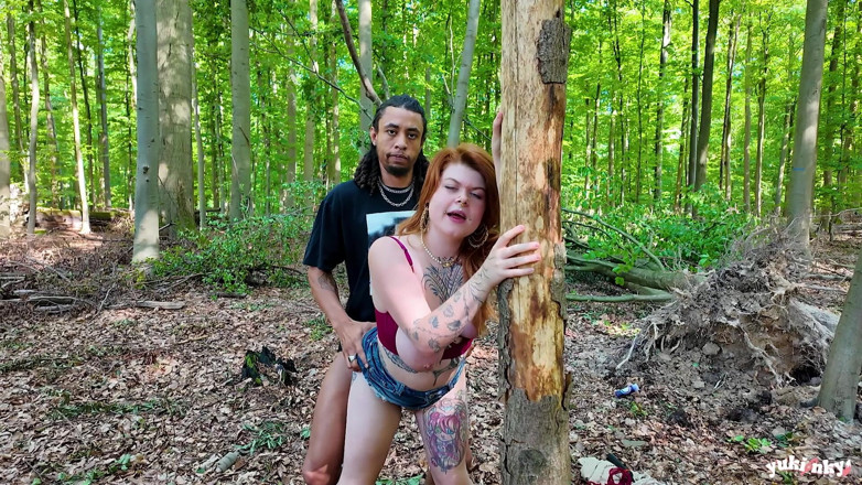 yukinky: Ein Voyeur im Wald vögelt zwei Schlampen