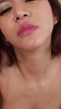 Geile Japanse babe zuigt pik en wordt hard geneukt in elke positie