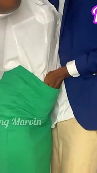 制服を着た18歳の学生が授業時間中に毛深い猫で教師を訪問