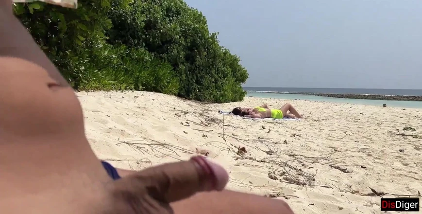 Dis Diger: Pervers runkar av bystiga MILF och hennes styvdotter och cums...