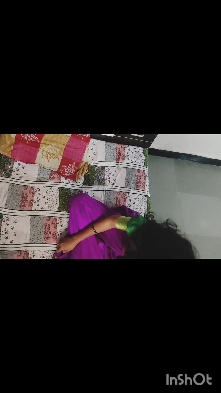 Desishycouple: Desi Bhabhi India Dengan Saree Merah Muda.