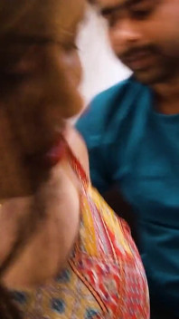 Un mari cocu donne à sa femme à baiser par un beau garçon d’Othres et regarde infornt de baiser, sexe hardcore