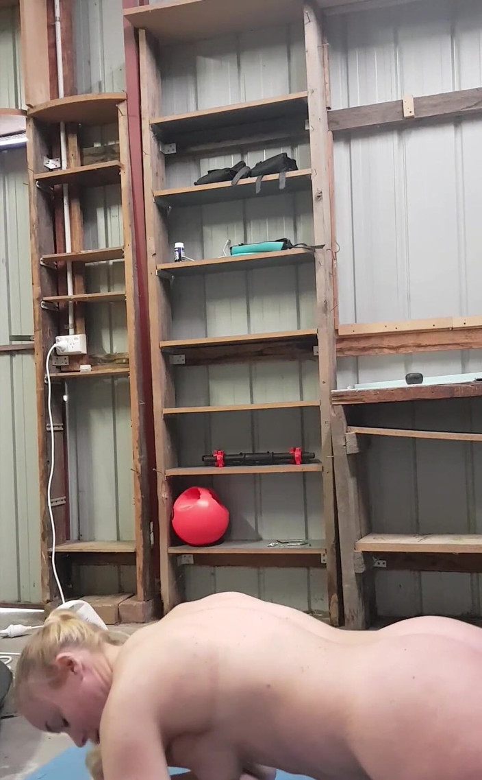 Michellexm: Naken träning, lateral höjning, bicep curl, pallof press och plank