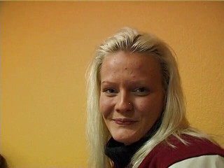 Lucky Cooch: Propíchnutá blonďatá kráska si tře klitoris a kouří velký dong