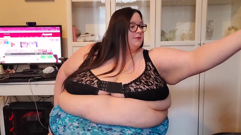 SSBBWLadyBrads: Je me déshabille en sous-vêtements