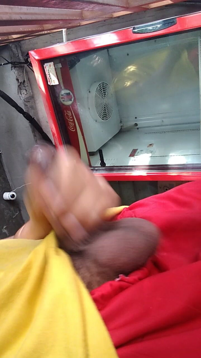 AlexAlejandro13: Garçon sexy sous le porche