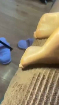 Büyük götlü genç kız yarak üzerinde twerk yapmayı seviyor