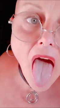 Lisa Femelle com mamilo perfurado fode seu cu com uma lata de bebida