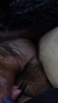 Kalın büyük götlü zenci kız kiracı geç kirayı karşılamak için ev sahibi Teddy Tarantino'nun götünü yiyor