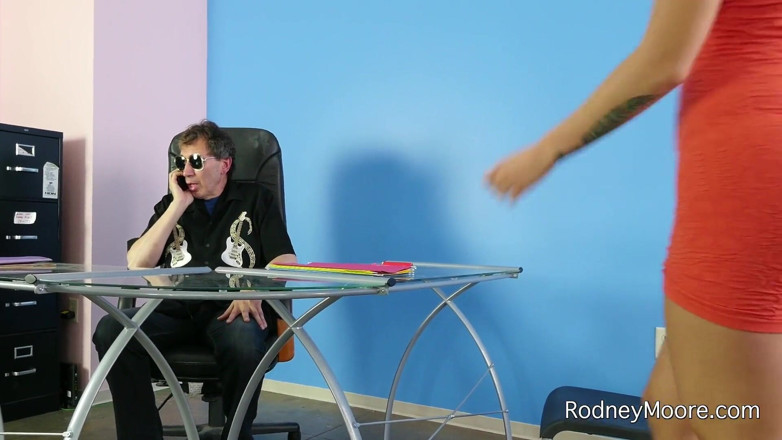 Rodney Moore: Spinner styvdotter behöver ett ansikte fullt av sperma