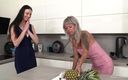 Karups Older Women: Sexig lesbisk MILF&amp;#039;s Cook up a droppande våt knullas av...