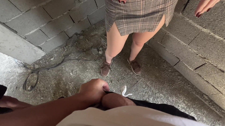 Mila Pie: Nena tetona es follada en una casa abandonada por enormes...