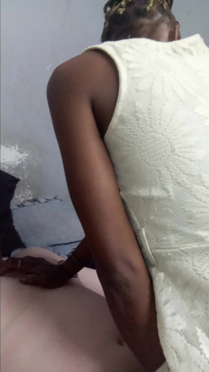 hothouse18xxx: Gadis kulit hitam dengan rambut kepang mengisap kontol ayah &amp; menungganginya...