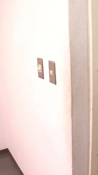 Tentation au bureau - un collègue sans culotte se déshabille soudainement juste devant ses yeux - partie 1