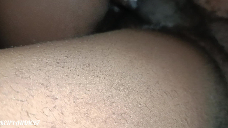 Kenyan Dick: Koppel eigengemaakte porno rijdend en afrolend over mijn lul
