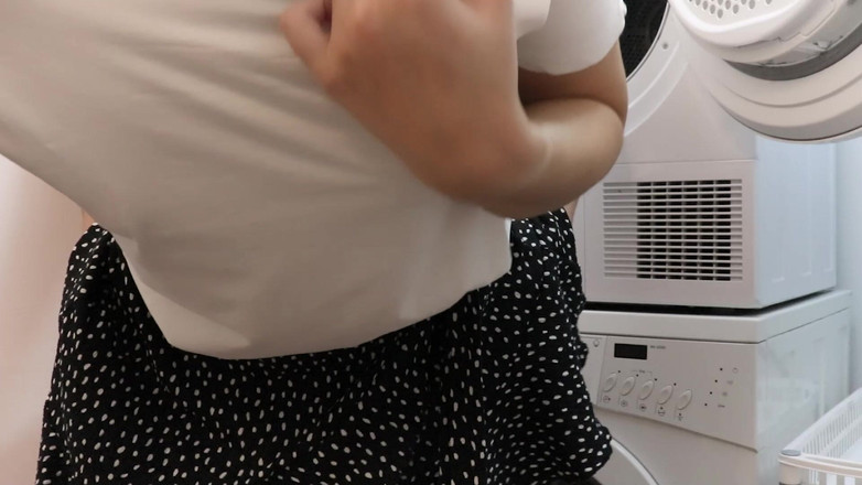 HotCoupleTeam: Mijn sexy stiefzus zat vast in een droogmachine en ik...