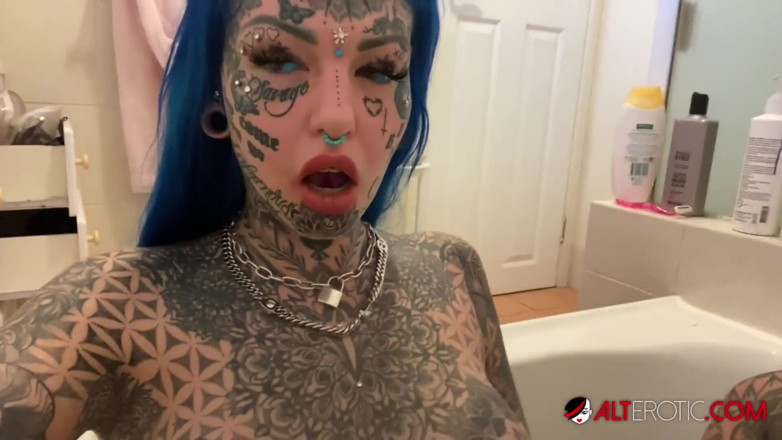 Alt Erotic: Masturbacja solo Amber Luke poddana kwarantannie