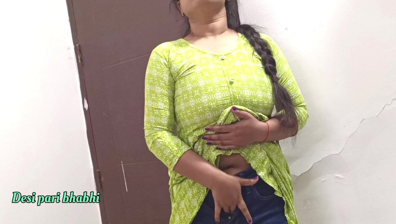 Desi Pari Bhabhi: 继妹的阴户被她的继兄弟狠操，她穿着纱丽服。