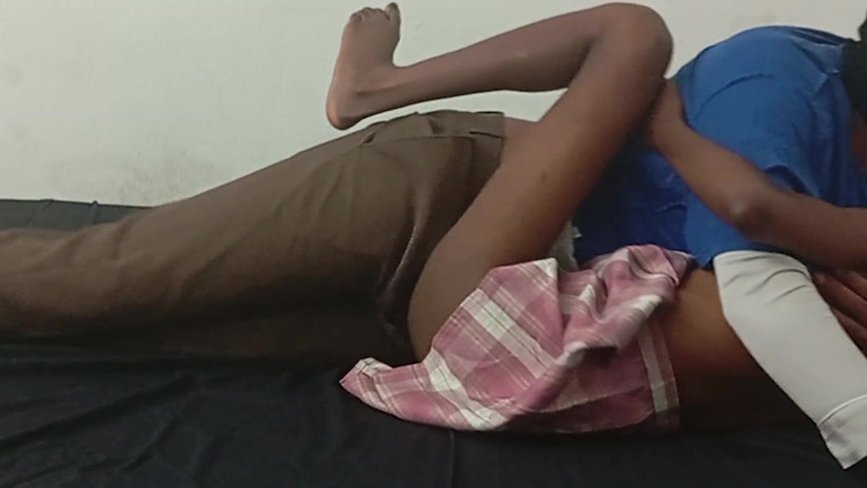 Petite Erotic Africa: 내 침대에서 섹스하는 레슨 후 마른 흑누나 십대
