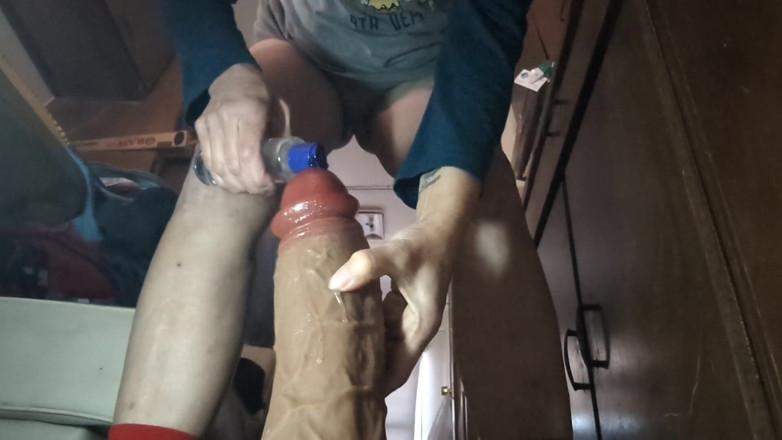 Jamponie Sexy Hot Milf: Tante seksi lagi asik muasin memeknya pakai dildo ukuran raksasa