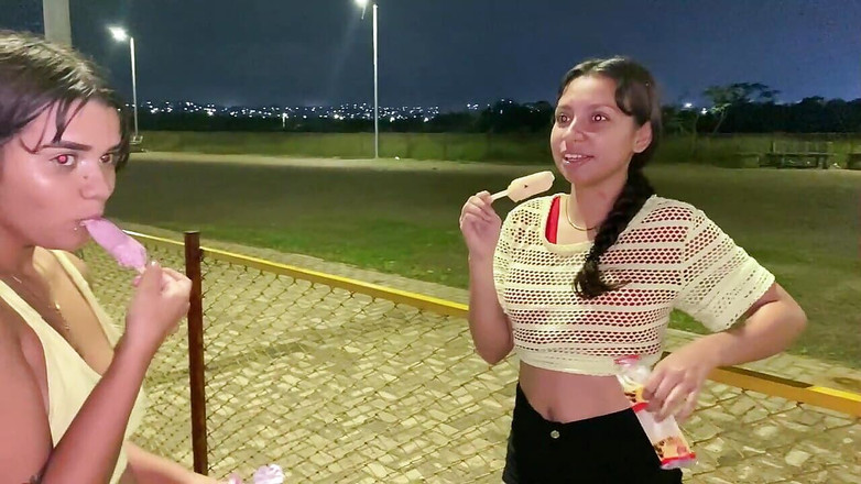 DAYANNA: 在我邀请女友去散步后，我操了我的女友，我的前任卖冰淇淋，我们差点三人行