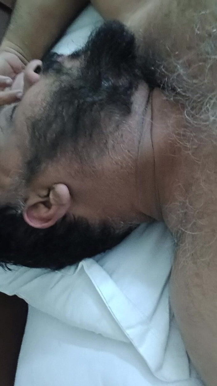 Daddy Dude: Индийский Папочка Лежал На Кровати, Соблазняет И Позирует Для Тебя