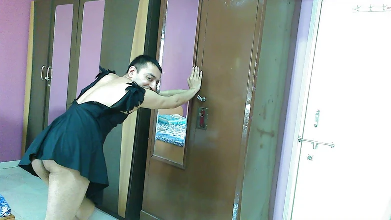 Cute & Nude Crossdresser: Горячий и сексуальный фембой Sweet Lollipop в сексуальном маленьком черном платье показывает ее обнаженное тело