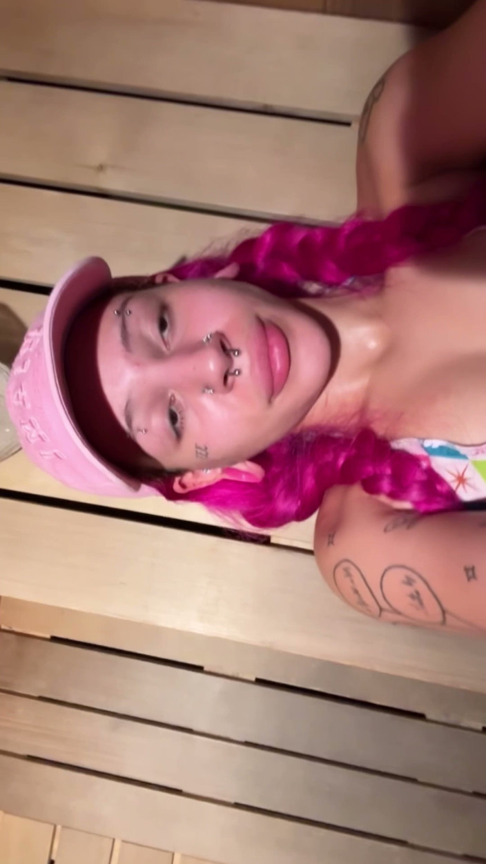 Nali Marie: Sauna sudata presa in giro con i primi piani del...