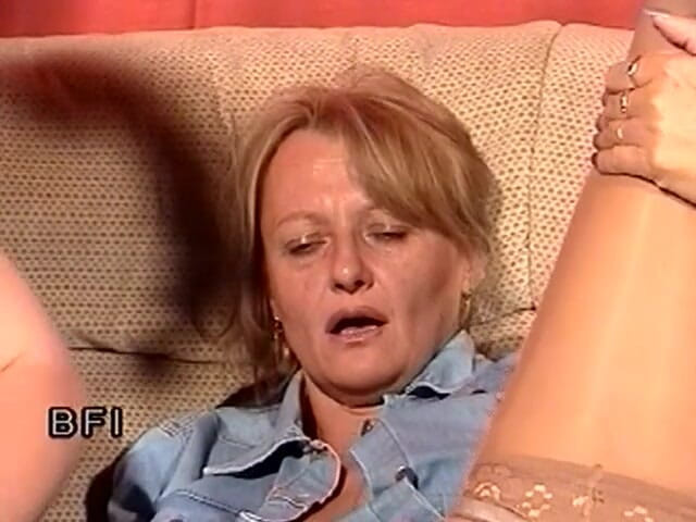 Pissing Girls: Piss shower in vintage action