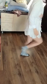 Amateur-frau Hat Spaß, Kleidung Anprobieren Und Zu Schneiden.