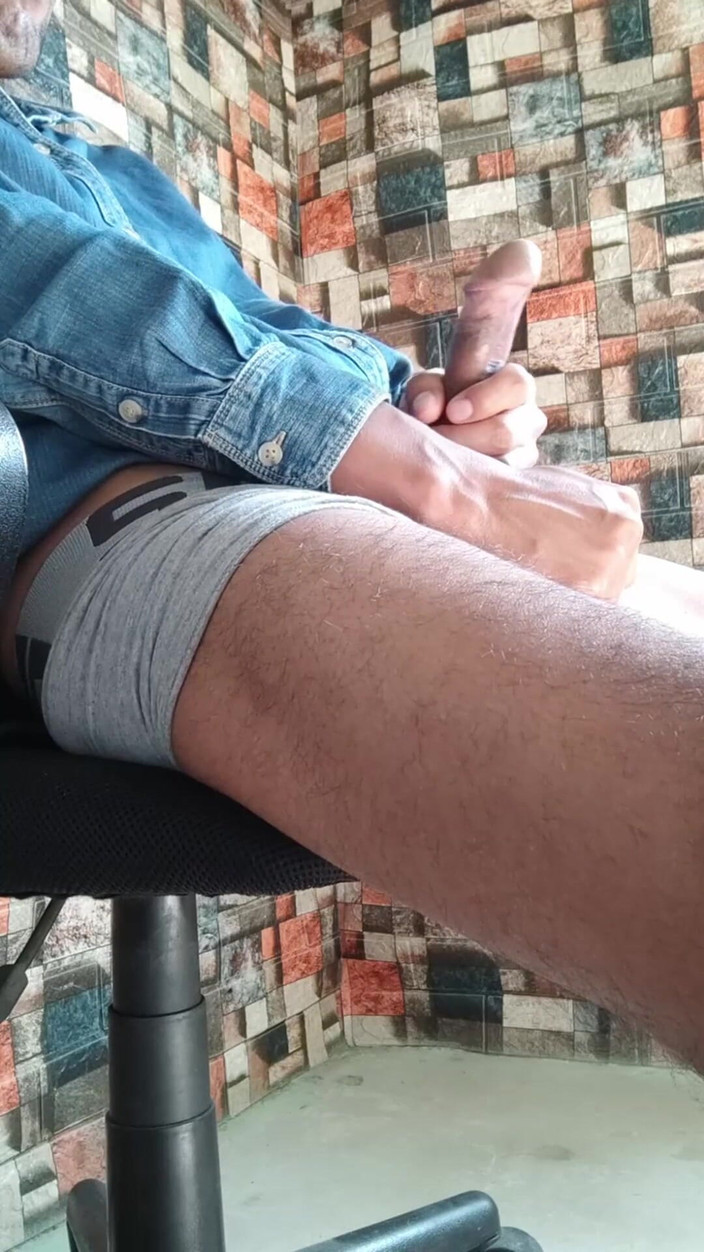 Hornyboy2058: Горячий мужик в боксерах громко стонет и подрачивает его член безостановочной настоящей мастурбации