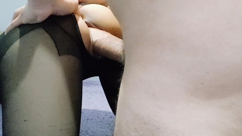 MynameisJuly: Tetangga minta aku merobek stokingnya supaya aku bisa ngentot memeknya...