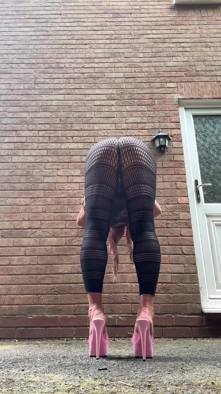 Kellycd2022: Sexig crossdresser Kellycd2022 i sexig svart kattdräkt och klackar