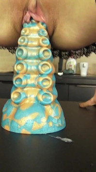 Blond Paskudna suka kabaretki cieszyć się ogromnym dildo
