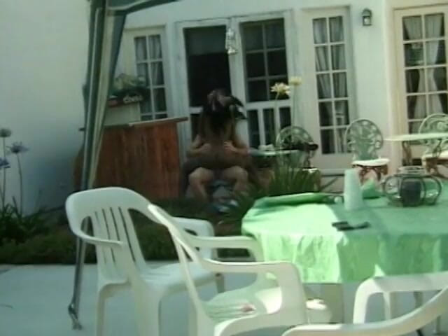 Old Good Porn: Černá holka ochutnává bílé péro venku ve všech polohách