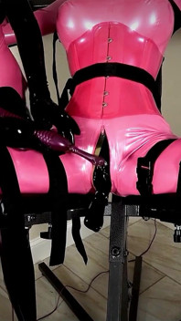 Entraînement à l’orgasme pour une salope en caoutchouc