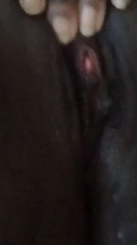 Chica negra cachonda jugando con su coño