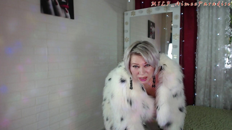 AimeeParadise: Urocza dojrzała suka pozuje i pali w futrze
