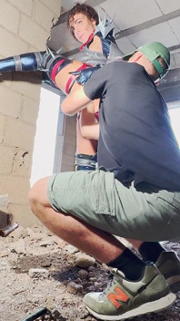 Coslpay al aire libre doble fisting anal